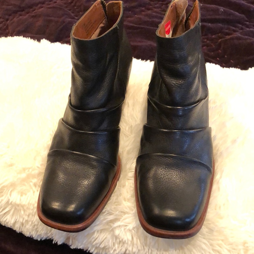 Kork-Ease. Black bootie. Size 7